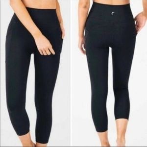 Zyia Brilliant High Rise Crop Capri Black Leggings Women's size small Pockets